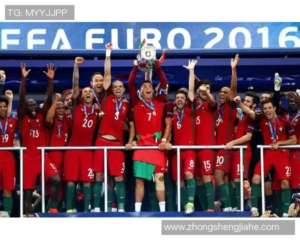 现役足球巨星同框合影 展现顶级球员荣耀与风采 现役足球巨星同框合影 展现顶级球员荣耀与风采