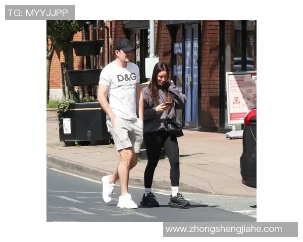 足球明星便装街拍，展现休闲与时尚兼具的独特魅力与个人风格