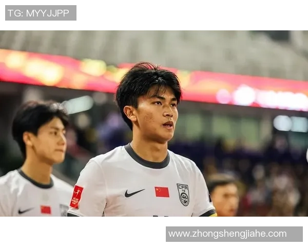 踢足球的球星们魅力四射 足球场上他们的帅气与风采无法忽视